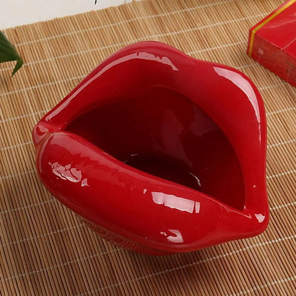 Keramischer Aschenbecher in Lippenform mit verspieltem Cartoon-Design
