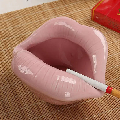 Keramischer Aschenbecher in Lippenform mit verspieltem Cartoon-Design