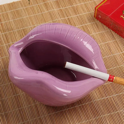 Keramischer Aschenbecher in Lippenform mit verspieltem Cartoon-Design