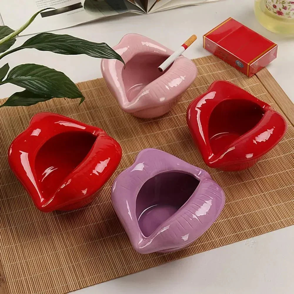 Keramischer Aschenbecher in Lippenform mit verspieltem Cartoon-Design