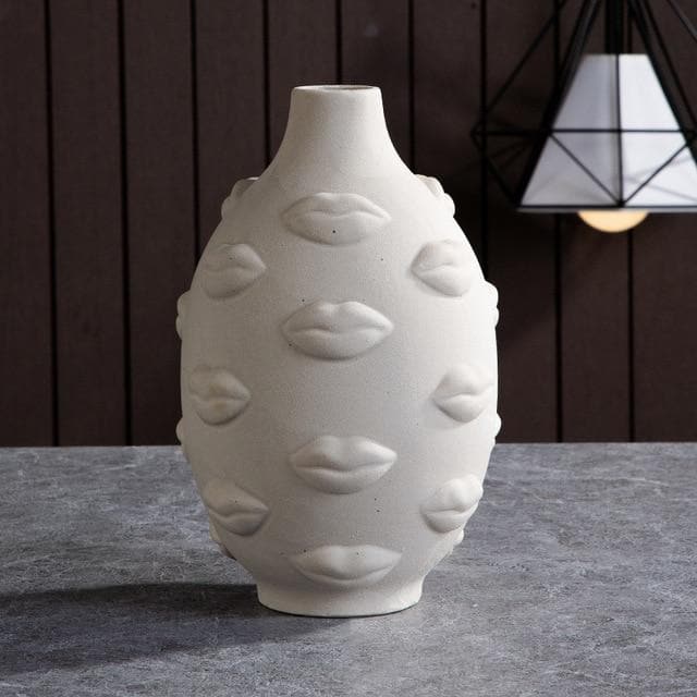 Keramische sculpturale vazen en plantenpotten met artistieke, op gezichten geïnspireerde ontwerpen