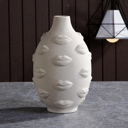 Keramische sculpturale vazen en plantenpotten met artistieke, op gezichten geïnspireerde ontwerpen