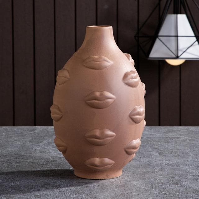 Keramische sculpturale vazen en plantenpotten met artistieke, op gezichten geïnspireerde ontwerpen