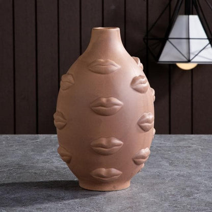 Keramische sculpturale vazen en plantenpotten met artistieke, op gezichten geïnspireerde ontwerpen