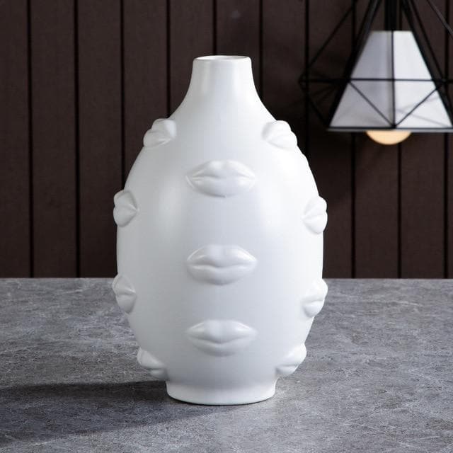 Keramische sculpturale vazen en plantenpotten met artistieke, op gezichten geïnspireerde ontwerpen