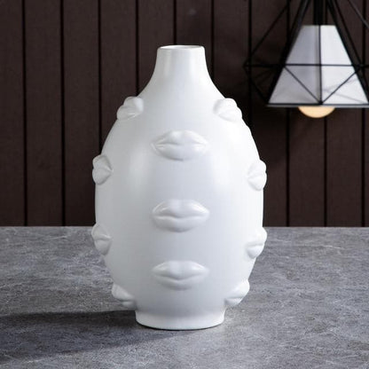 Keramische sculpturale vazen en plantenpotten met artistieke, op gezichten geïnspireerde ontwerpen