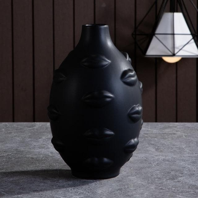 Keramische sculpturale vazen en plantenpotten met artistieke, op gezichten geïnspireerde ontwerpen