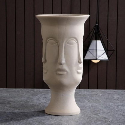 Keramische sculpturale vazen en plantenpotten met artistieke, op gezichten geïnspireerde ontwerpen