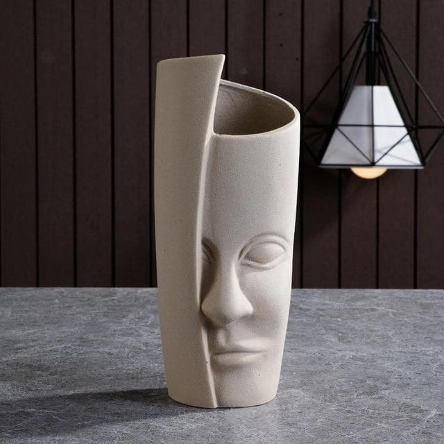 Keramische sculpturale vazen en plantenpotten met artistieke, op gezichten geïnspireerde ontwerpen