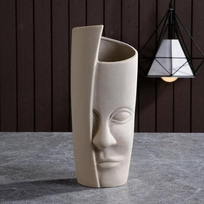 Keramische sculpturale vazen en plantenpotten met artistieke, op gezichten geïnspireerde ontwerpen