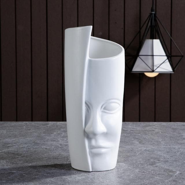 Keramische sculpturale vazen en plantenpotten met artistieke, op gezichten geïnspireerde ontwerpen