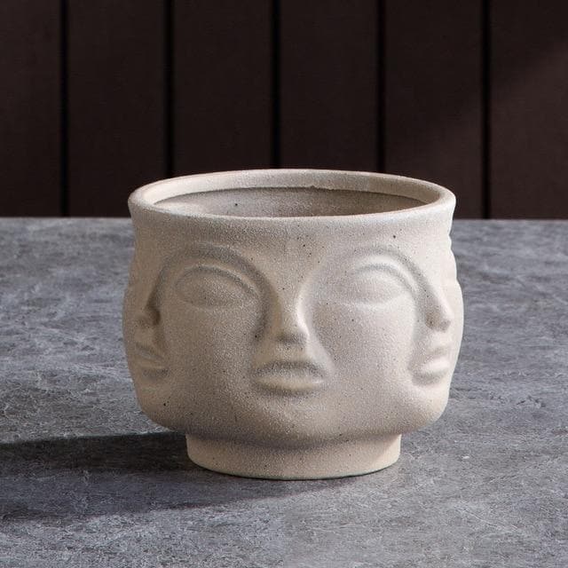 Keramische sculpturale vazen en plantenpotten met artistieke, op gezichten geïnspireerde ontwerpen