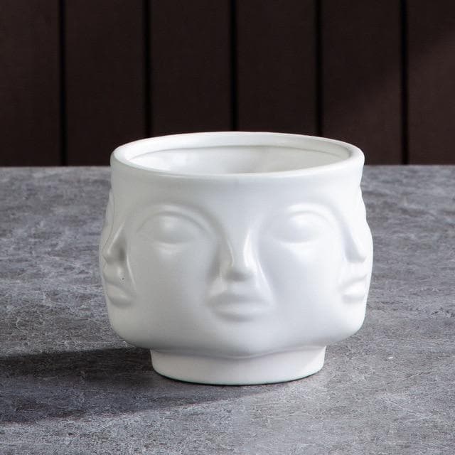 Keramische sculpturale vazen en plantenpotten met artistieke, op gezichten geïnspireerde ontwerpen