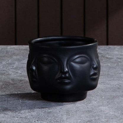 Keramische sculpturale vazen en plantenpotten met artistieke, op gezichten geïnspireerde ontwerpen
