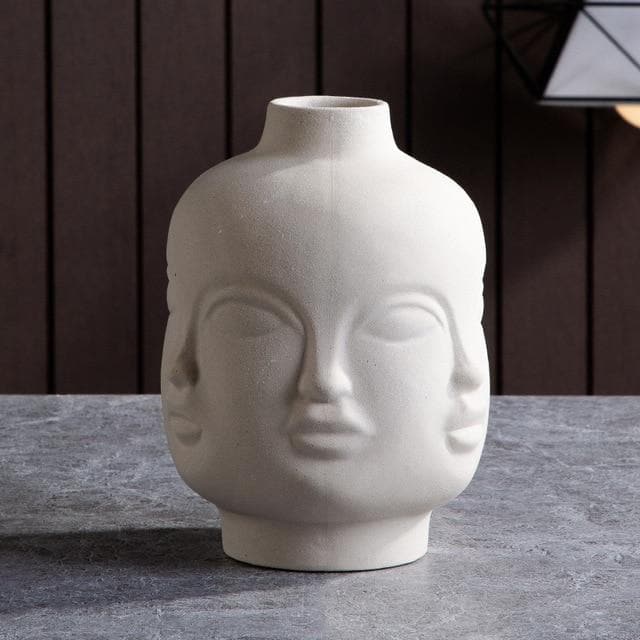 Keramische sculpturale vazen en plantenpotten met artistieke, op gezichten geïnspireerde ontwerpen