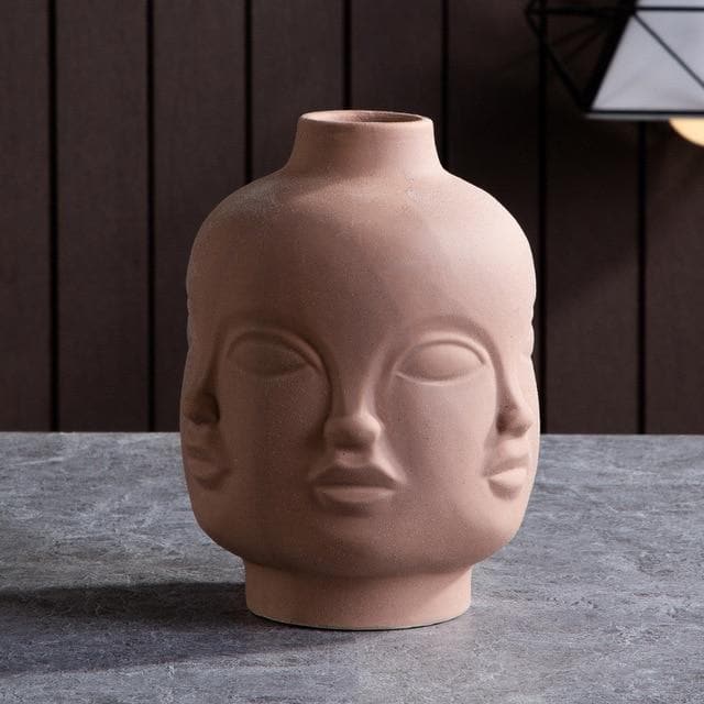Keramische sculpturale vazen en plantenpotten met artistieke, op gezichten geïnspireerde ontwerpen