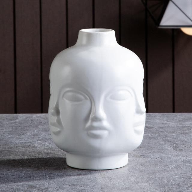 Keramische sculpturale vazen en plantenpotten met artistieke, op gezichten geïnspireerde ontwerpen