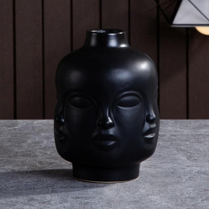 Keramische sculpturale vazen en plantenpotten met artistieke, op gezichten geïnspireerde ontwerpen