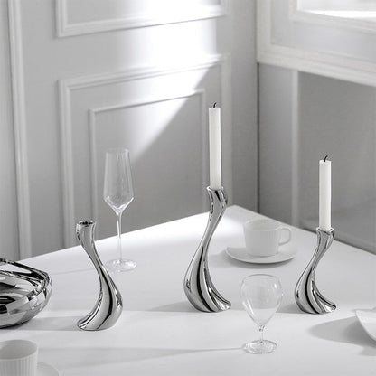 Lysestager i kromfarvet rustfrit stål med elegant bølgemønster