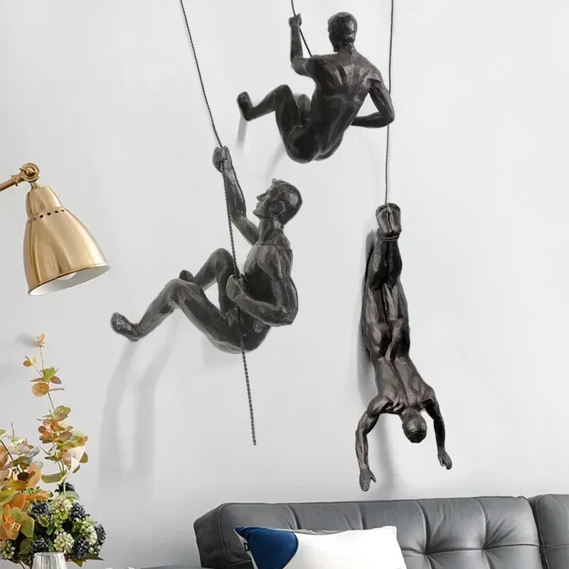 Sæt med vægskulpturer af klatrende mænd i industrielt design af kunstharpiks