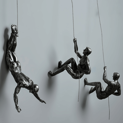 Sæt med vægskulpturer af klatrende mænd i industrielt design af kunstharpiks