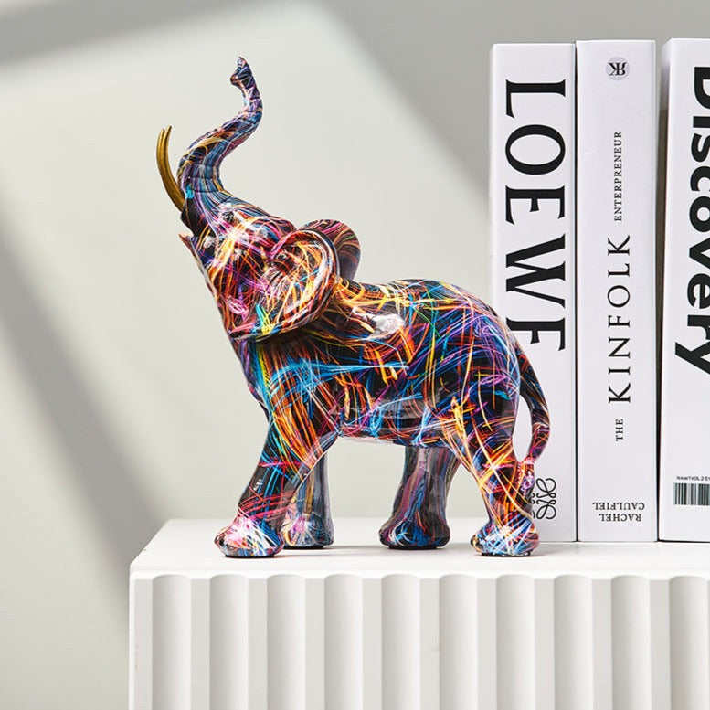 Farbenfrohe Elefantenfigur aus Kunstharz mit nordisch und graffitiinspirierten Designs