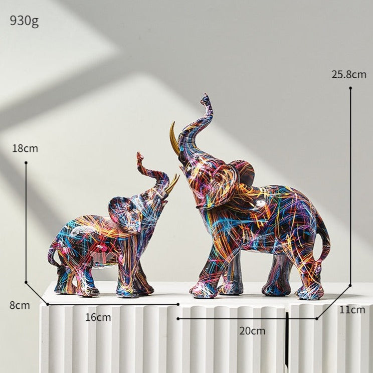Farbenfrohe Elefantenfigur aus Kunstharz mit nordisch und graffitiinspirierten Designs