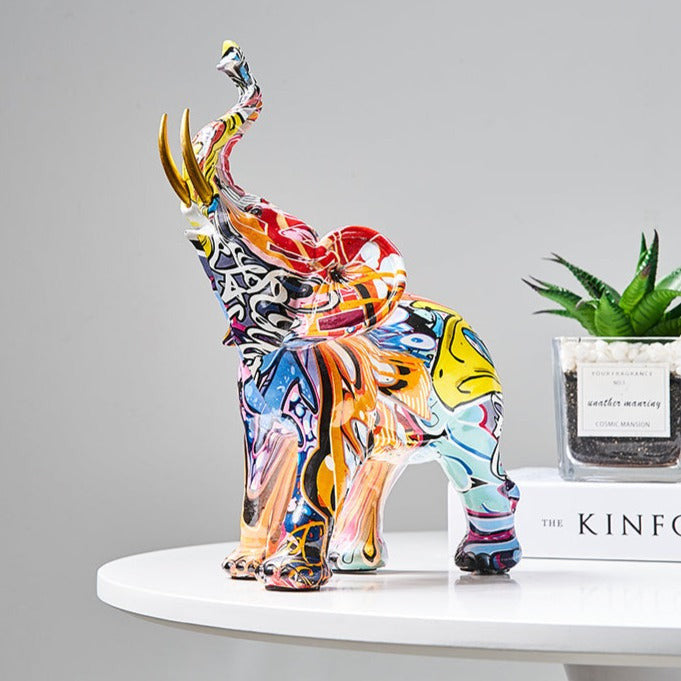 Farbenfrohe Elefantenfigur aus Kunstharz mit nordisch und graffitiinspirierten Designs