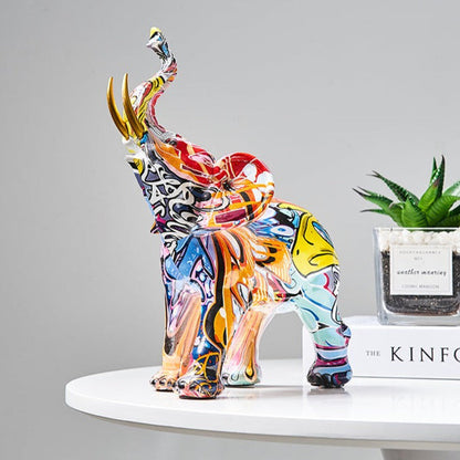 Farbenfrohe Elefantenfigur aus Kunstharz mit nordisch und graffitiinspirierten Designs