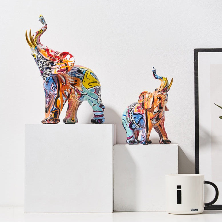 Farbenfrohe Elefantenfigur aus Kunstharz mit nordisch und graffitiinspirierten Designs