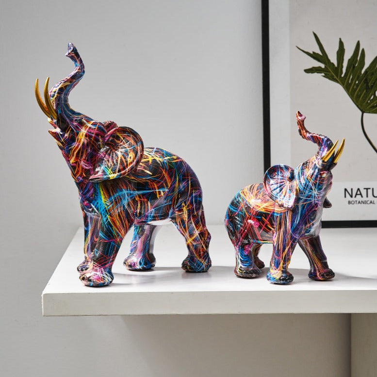 Farbenfrohe Elefantenfigur aus Kunstharz mit nordisch und graffitiinspirierten Designs