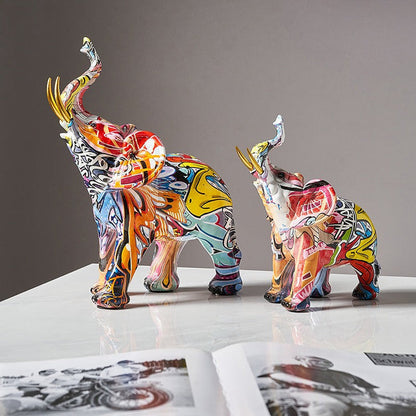 Farbenfrohe Elefantenfigur aus Kunstharz mit nordisch und graffitiinspirierten Designs