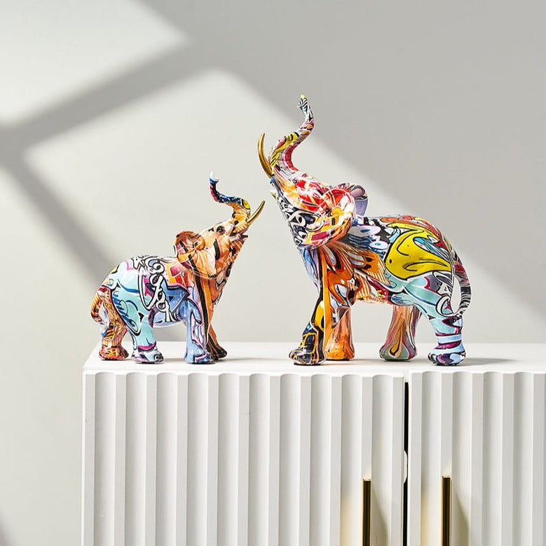 Farbenfrohe Elefantenfigur aus Kunstharz mit nordisch und graffitiinspirierten Designs