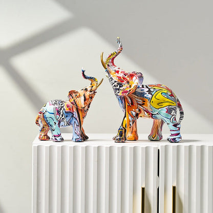 Farbenfrohe Elefantenfigur aus Kunstharz mit nordisch und graffitiinspirierten Designs