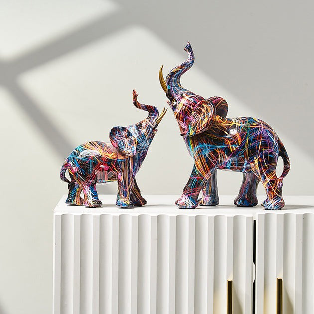 Farbenfrohe Elefantenfigur aus Kunstharz mit nordisch und graffitiinspirierten Designs