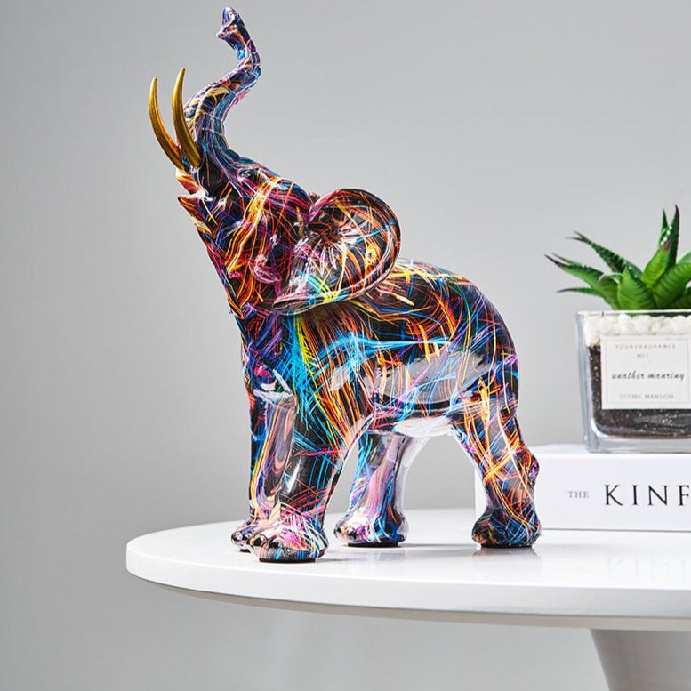 Farbenfrohe Elefantenfigur aus Kunstharz mit nordisch und graffitiinspirierten Designs