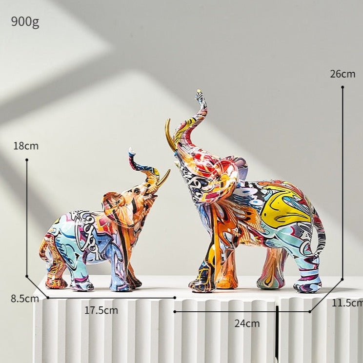 Farbenfrohe Elefantenfigur aus Kunstharz mit nordisch und graffitiinspirierten Designs
