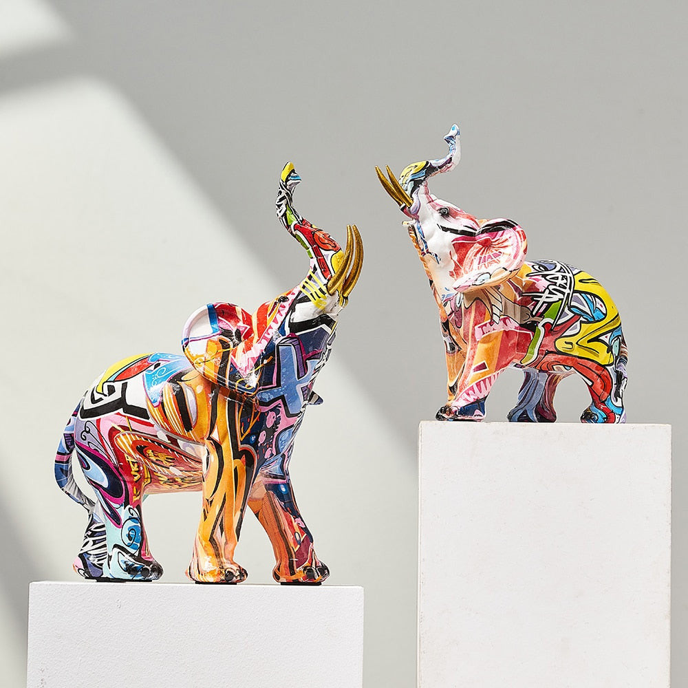 Farbenfrohe Elefantenfigur aus Kunstharz mit nordisch und graffitiinspirierten Designs