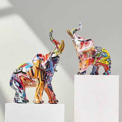 Farbenfrohe Elefantenfigur aus Kunstharz mit nordisch und graffitiinspirierten Designs