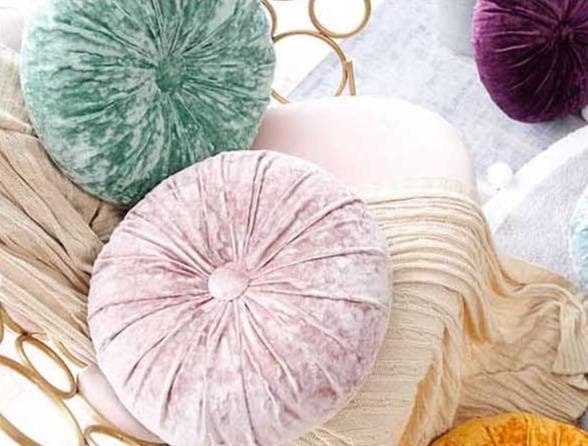 Rund pude i knust velour med blødt fiberfyld