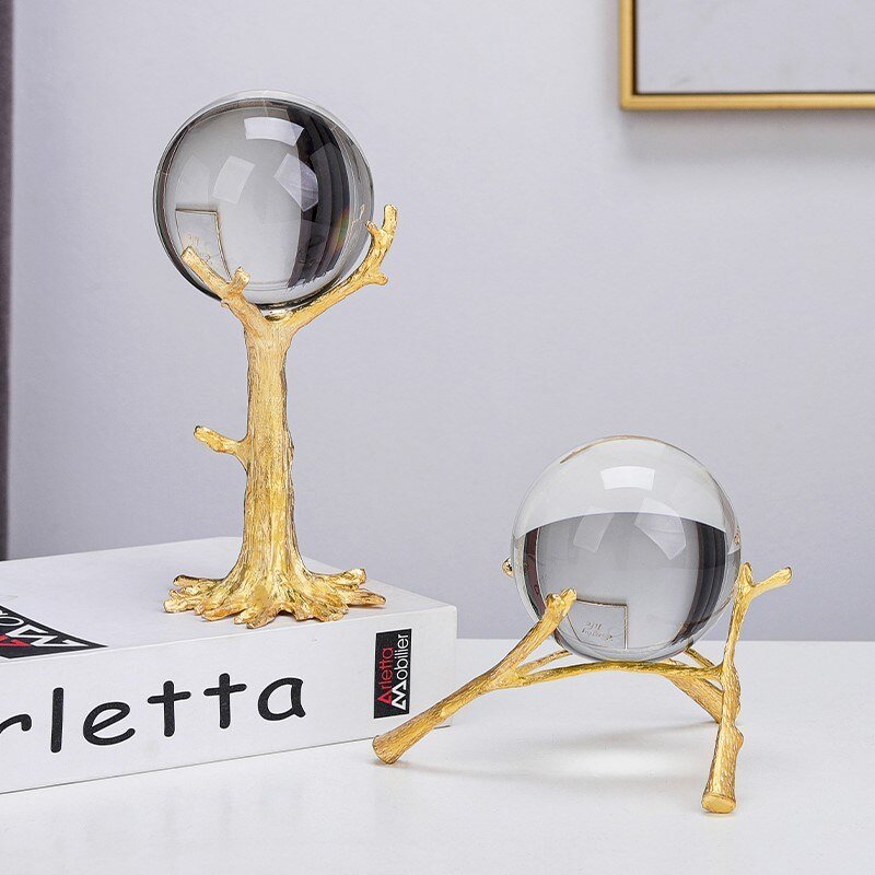 Krystalglobus med metalstativ til elegant dekorativ fremvisning