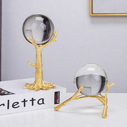 Krystalglobus med metalstativ til elegant dekorativ fremvisning
