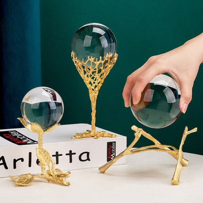 Krystalglobus med metalstativ til elegant dekorativ fremvisning