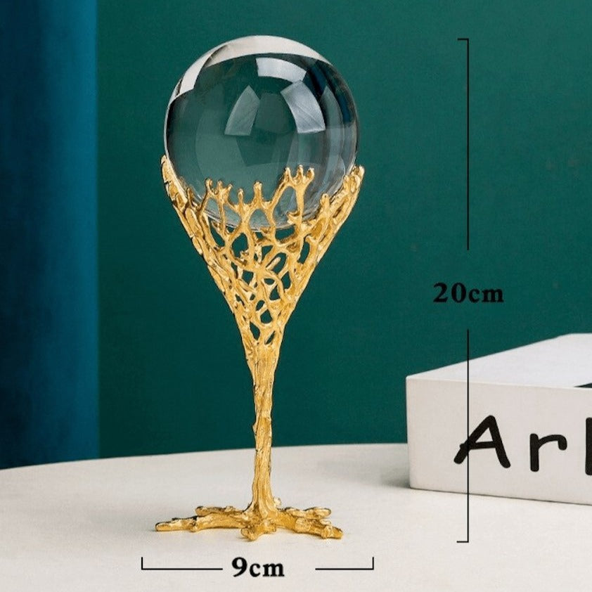 Krystalglobus med metalstativ til elegant dekorativ fremvisning