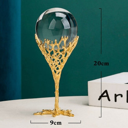 Krystalglobus med metalstativ til elegant dekorativ fremvisning