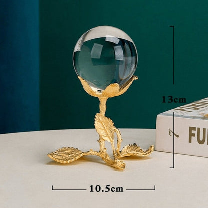 Krystalglobus med metalstativ til elegant dekorativ fremvisning