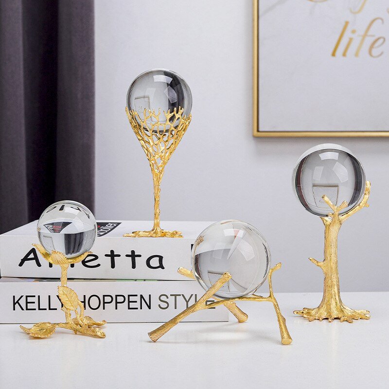 Krystalglobus med metalstativ til elegant dekorativ fremvisning