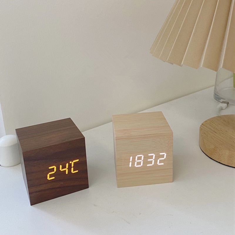 Digitaler Schreibtischwecker aus Holz mit Anzeige von Uhrzeit, Datum und Temperatur