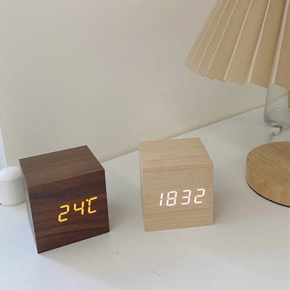 Digitaler Schreibtischwecker aus Holz mit Anzeige von Uhrzeit, Datum und Temperatur