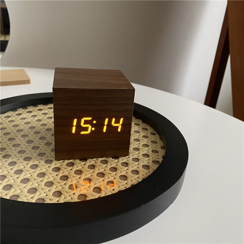Digitaler Schreibtischwecker aus Holz mit Anzeige von Uhrzeit, Datum und Temperatur